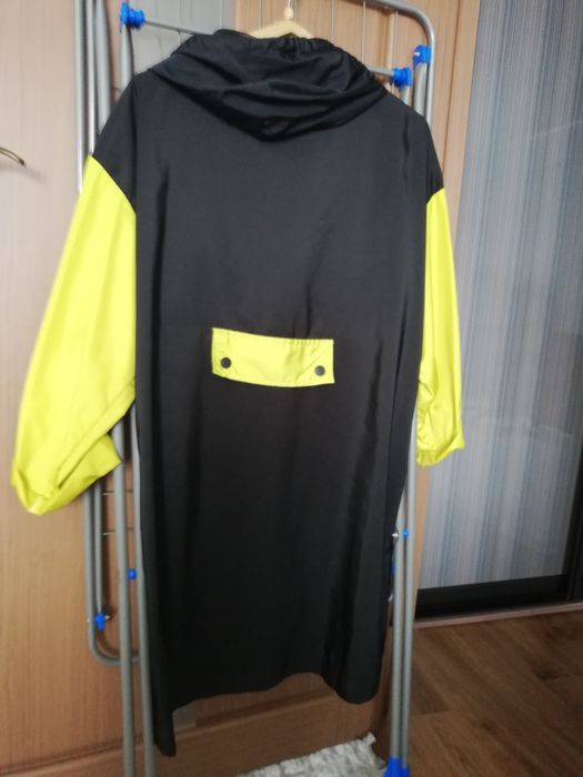 Продам плащ-ветровку.