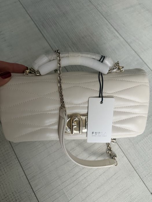 Furla дамска чанта в черен цвят от естествена кожа черна 160€ Има я и в естествено бяло Нова 200€