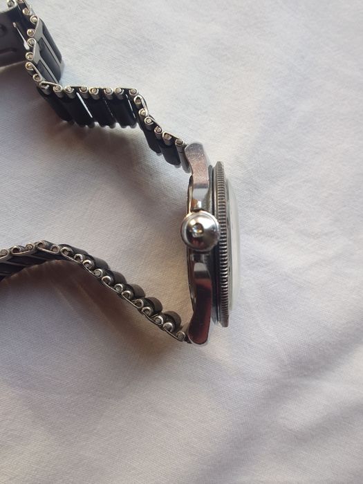 Восток Командирски - съветски механичен часовник, с ръчно навиване.