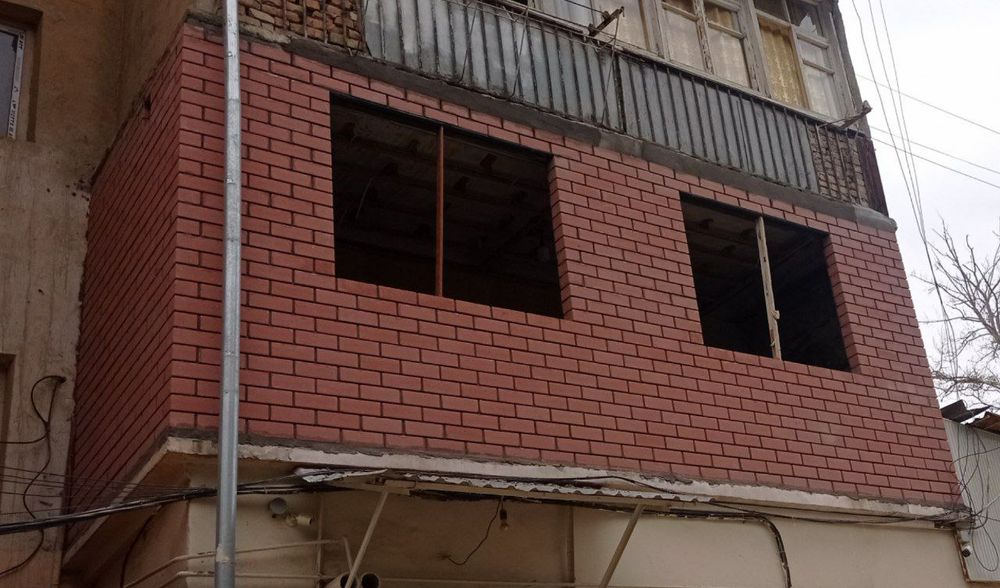 Кирпичная кладка на балконе и стены
