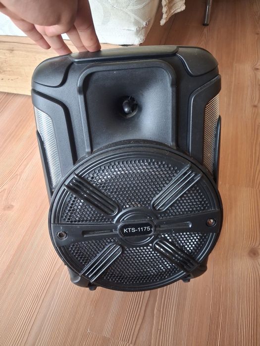 Продавам малка караоке колонка, много удобна за партита и събирания. З