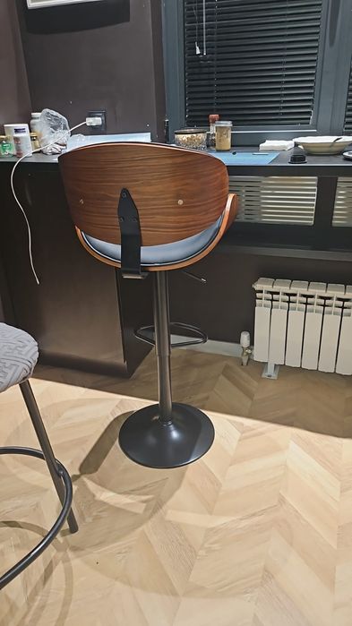 Продаются 2 барных стула