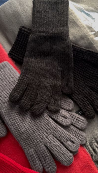 Женские перчатки разные