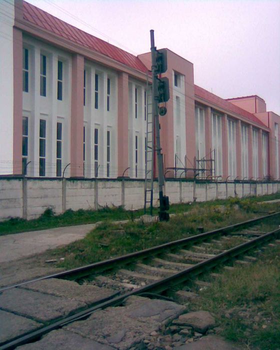 Hala construita pe 3 niveluri cu cca 4000 mp utili si teren, la DN 15 or. Buhusi, jud. Bacau, Romania