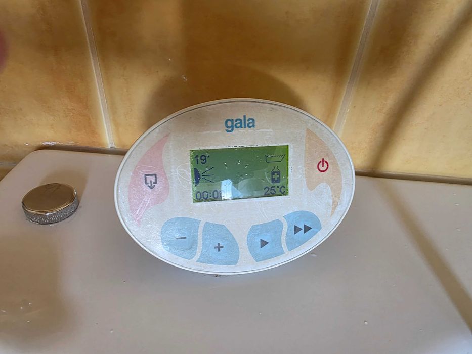 Cada cu hidromasaj brand GALA, pt. 2 persoane, dimensiuni totale 160cm/160cm, stare perfecta
