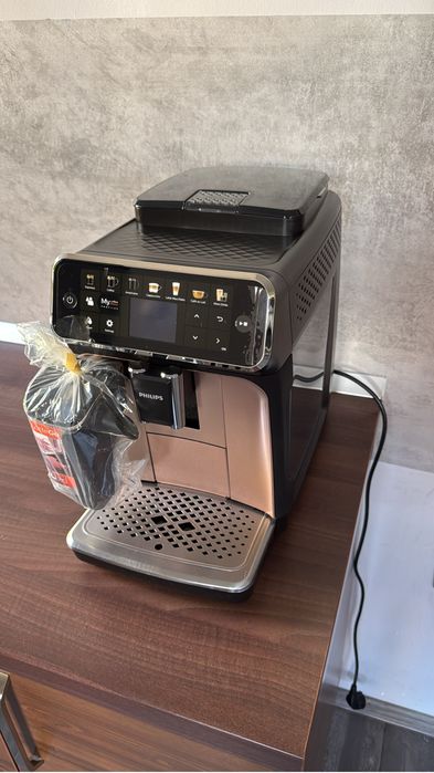 Espresor expresor apatat de cafea Philips latte go EP 5500.ca nou.