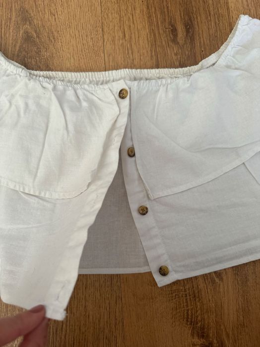 Pantaloni scurți denim și bluză umeri goi in