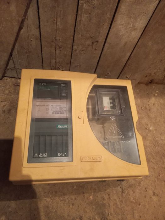 Продам пластиковый щит шкаф учёта вместе с счётчиком и автоматами