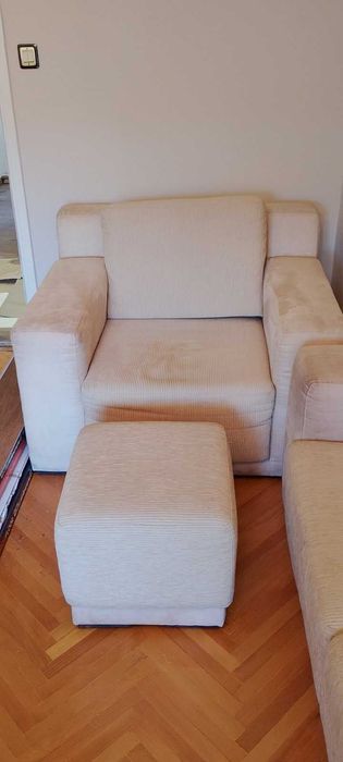 Продавам почти неизползван комплект от диван,фотьойл и табуретка