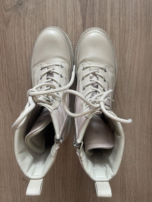 Бежови боти Guess