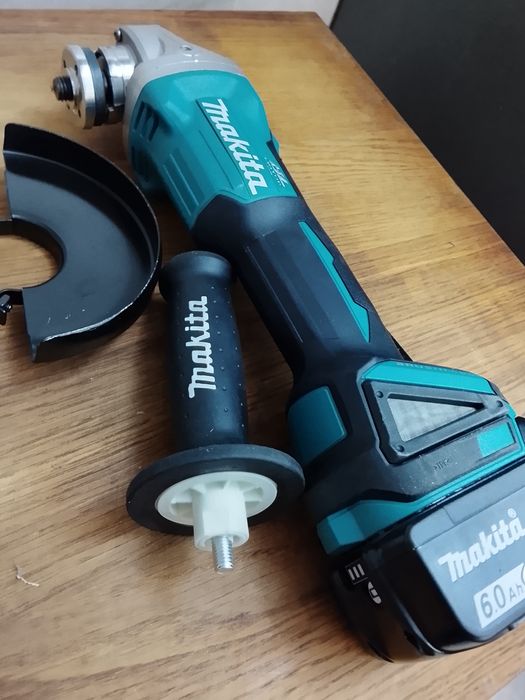 Flex Makita cu variator de viteza și o baterie de 6A