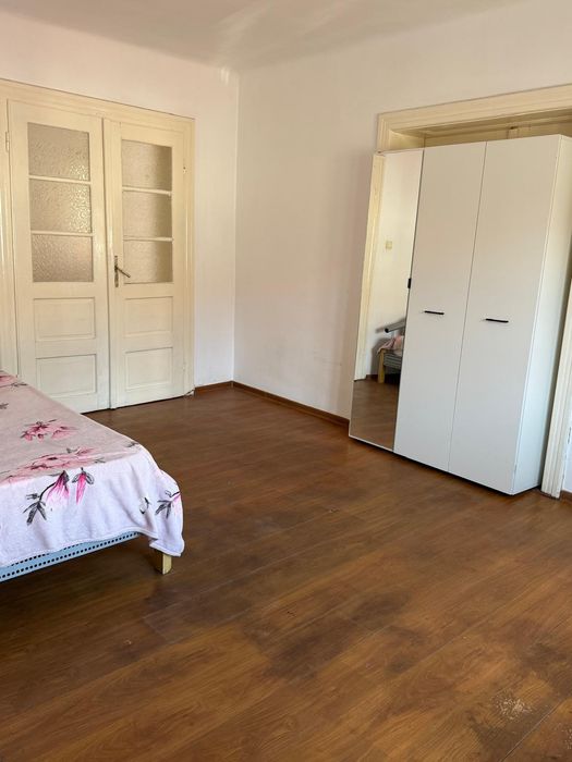 Dau în chirie casa cu 4 camere
