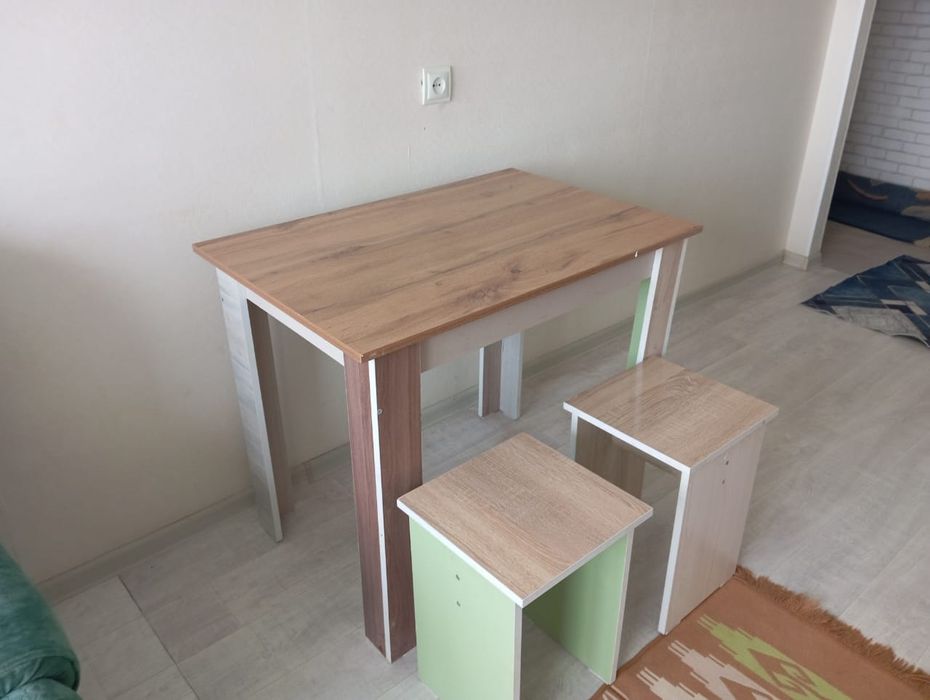 Стол и4 стулья,стол,стол с стульями