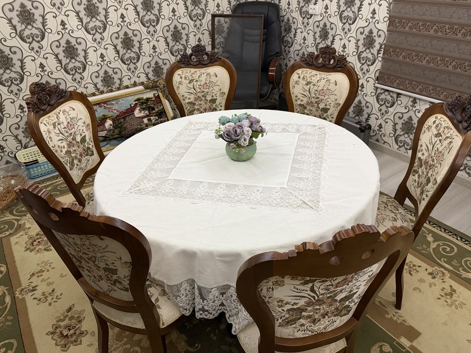 Круглый стол со стульями