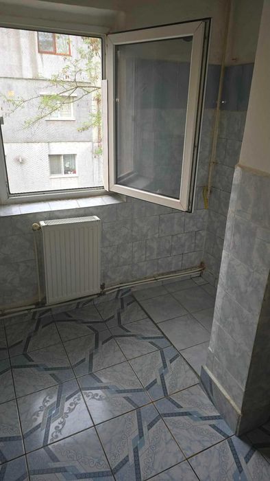 Vand apartamnet cu 3 camere in Bârlad zona gari aproape de scoala 11 apartament semidecomand pret 67 mii€ putin negociabil ata