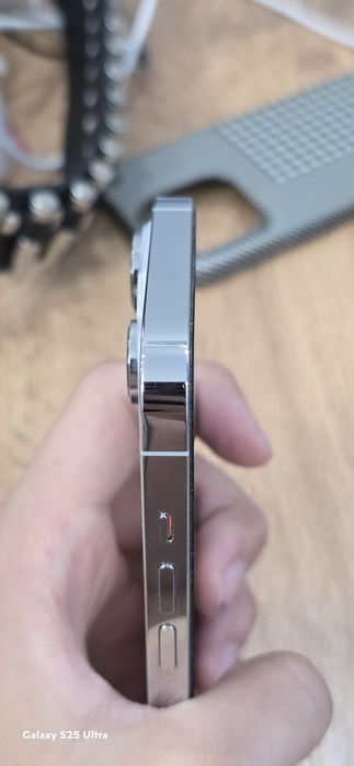 Iphone 14 pro 128 есть снизу чёрное пятно