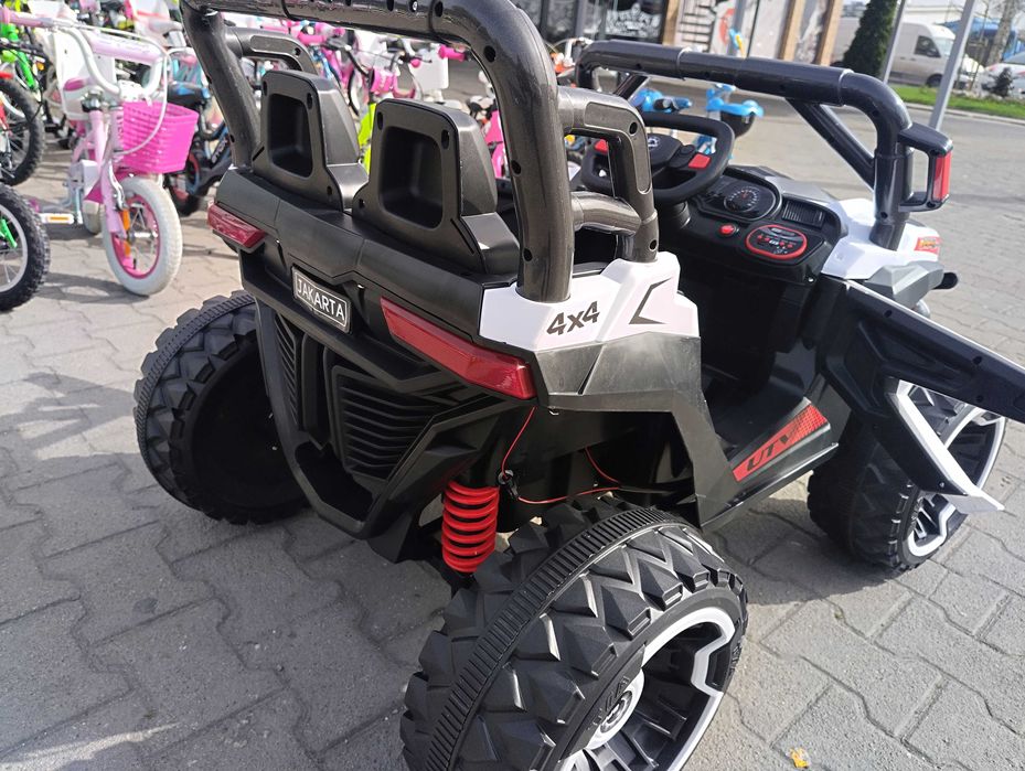 SAFARI двуместен акумулаторен джип JAKARTA 4x4 бял