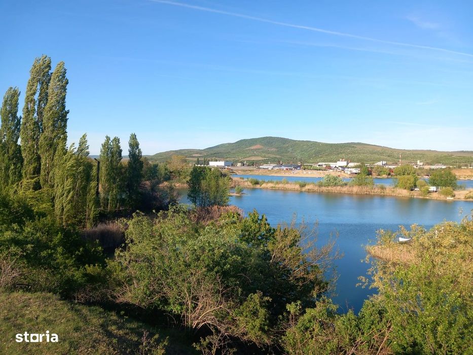 Teren de 11.000 mp pe malul lacului Ghioroc