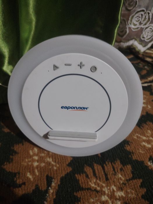 3. Tasi birda. Bluetooth kalonka, svetilnik, kabelsiz zaryadlash qurul