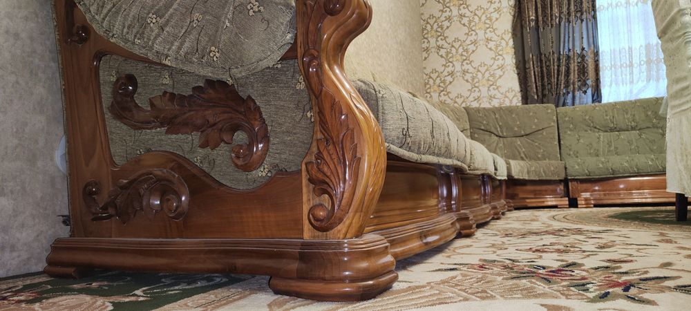 Мягкая мебель диван из ореха большого размера mebel divan yongoq