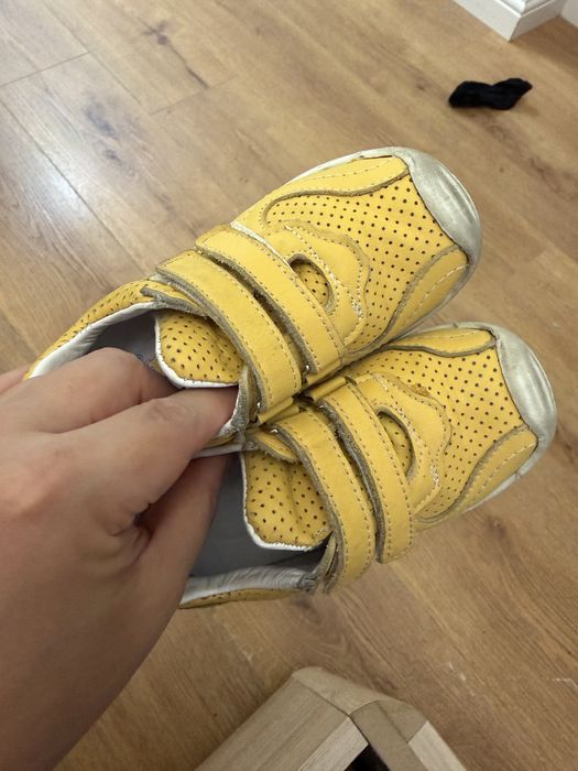 Продам детские кроссовки