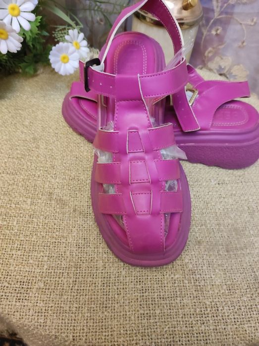 Босоножки , крассовки 40-41 раз.