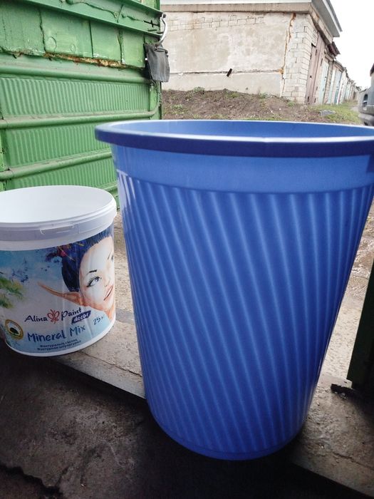 Пластиковые ведра и бак.