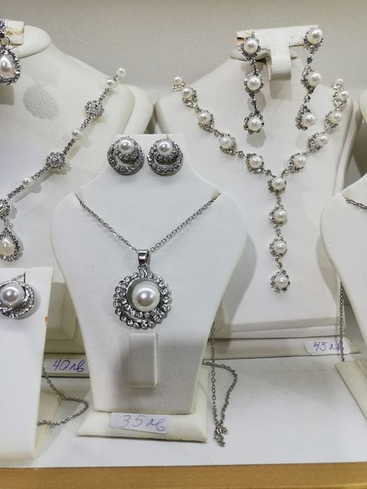 Стойки, бюстиета, манекени за бижута.