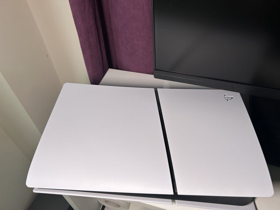 Kit gaming cu PS5 slim 825 GB