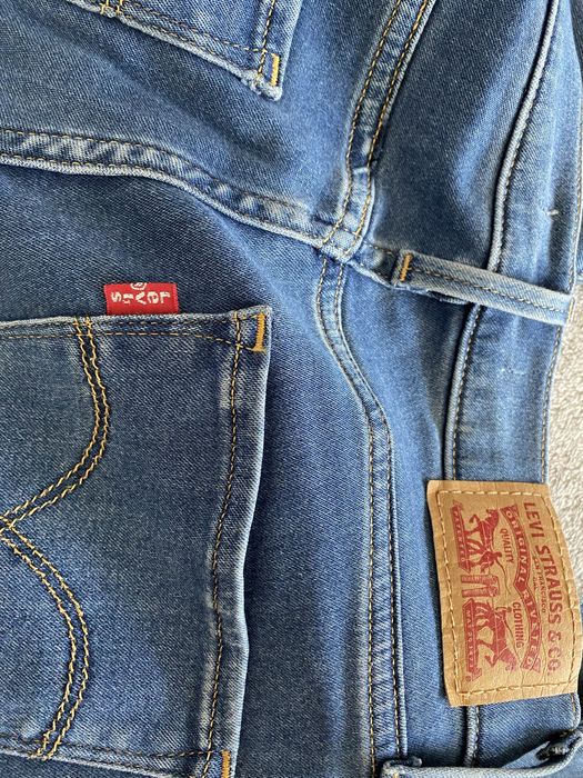 Blugi cu talie înaltă Levi’s