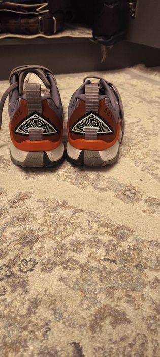 Продам горные кроссовки nike