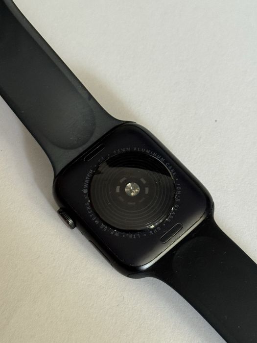 Apple Watch SE 2 (2022) 44mm GPS + Cellular. Ecranul este spart