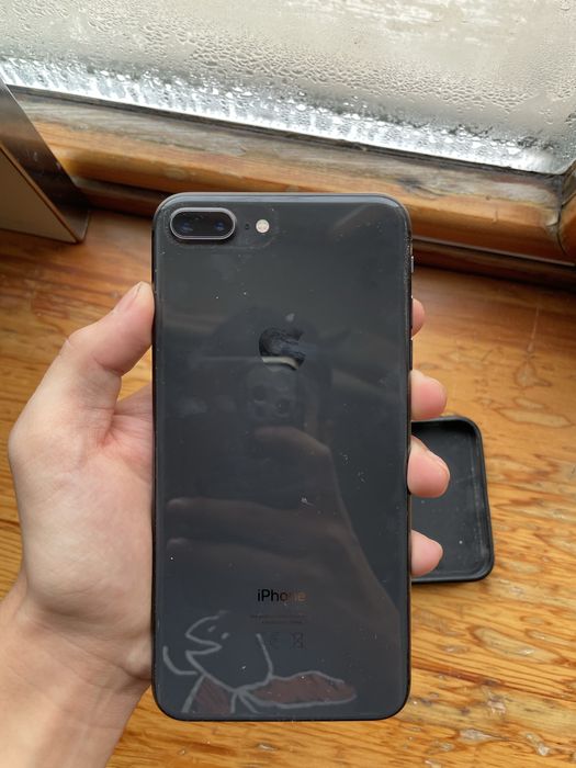 Продам айфон 8+
