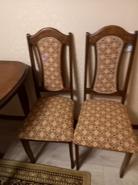 Стол со стульями для гостиной