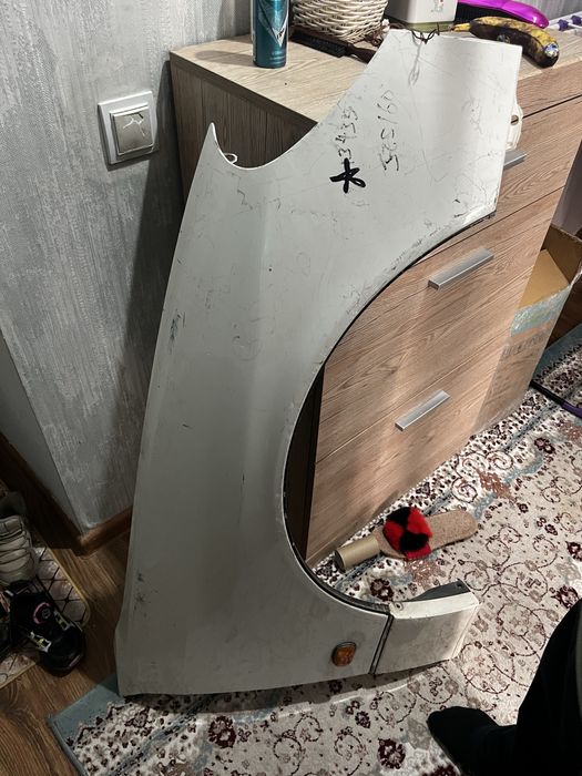 Крыло правая от Лексуса