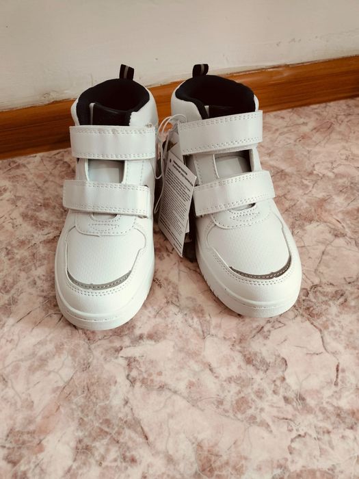 Продам новые белые ботинки для мальчиков