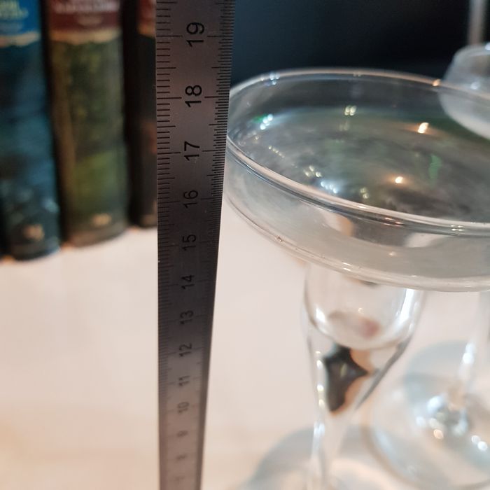 2 стеклянных подсвечника