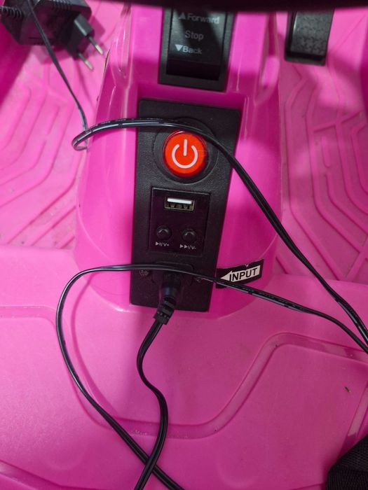 Masinuta cu acumulator pentru copii