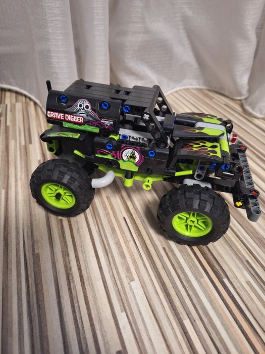 Lot Lego Technic Monster Jam Megalodon  si Grave Digger.