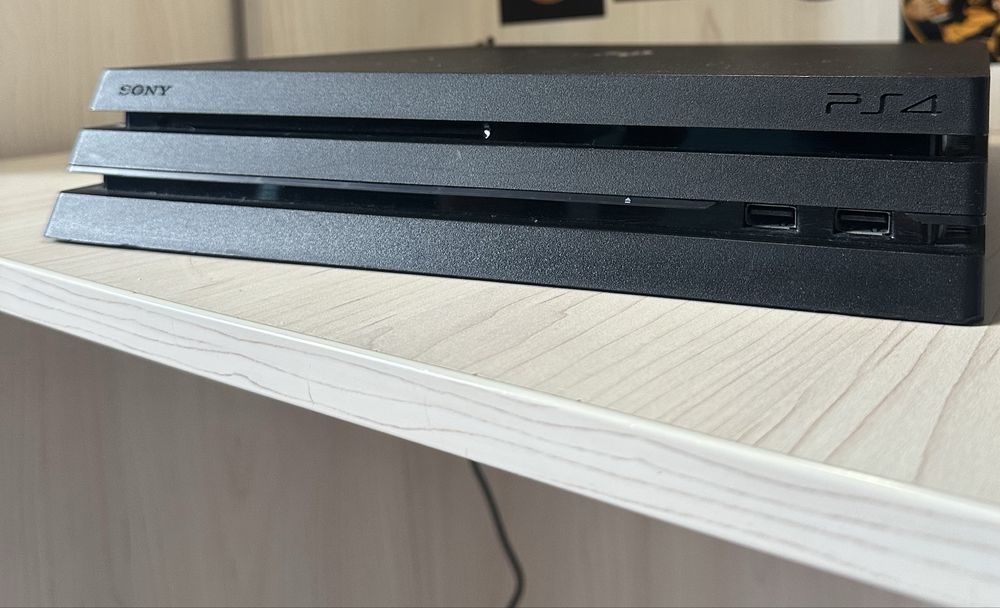 Продавам PS 4 PRO
