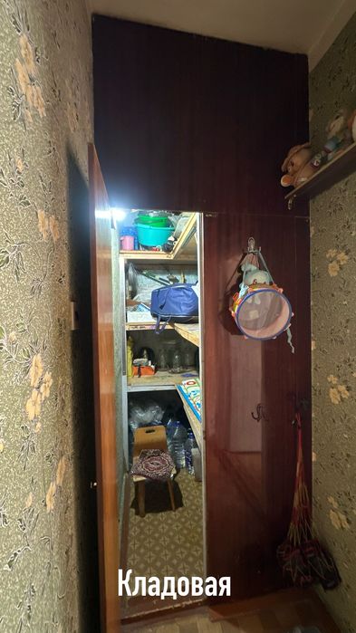 Продам свою 4-х комнатную кв. в Янгиюле! Дом 4-этажный,  2 - этаж!