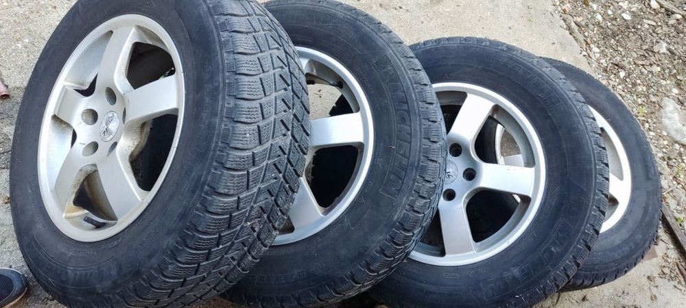 Джанти с гуми 225/70 R16 за Хонда CRV
