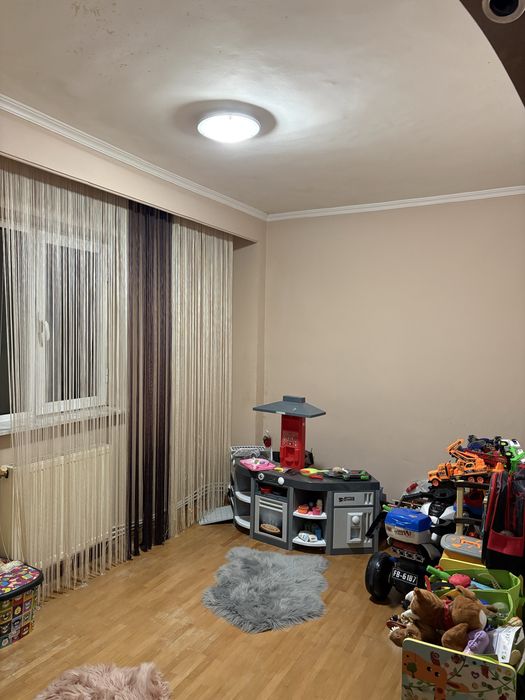 Vând apartament 4 camere