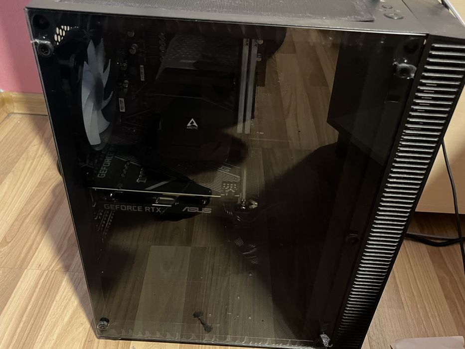 Продавам настолен компютър