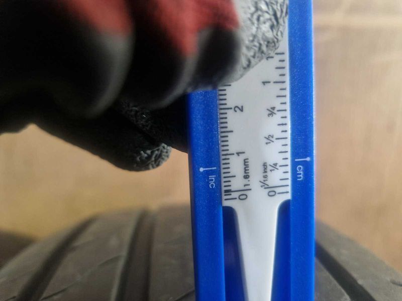 2 Goodyear R17 215/65
летни гуми
DOT1922