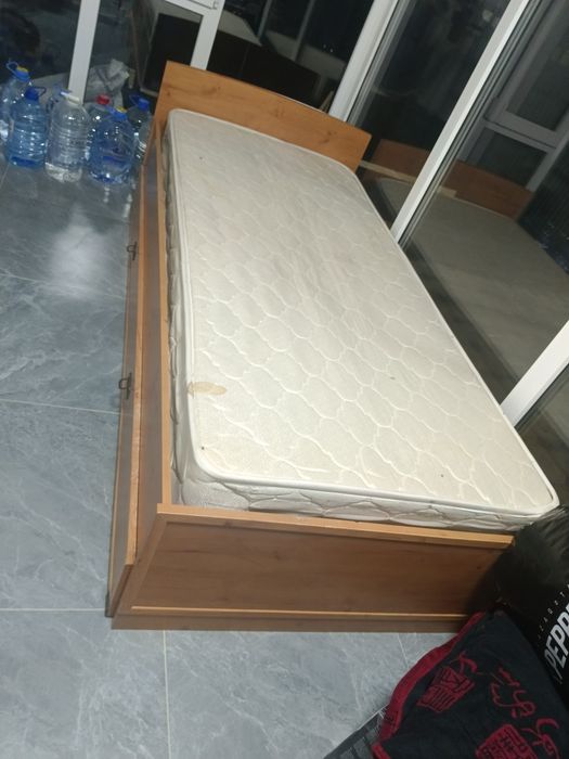 Кроват с полками