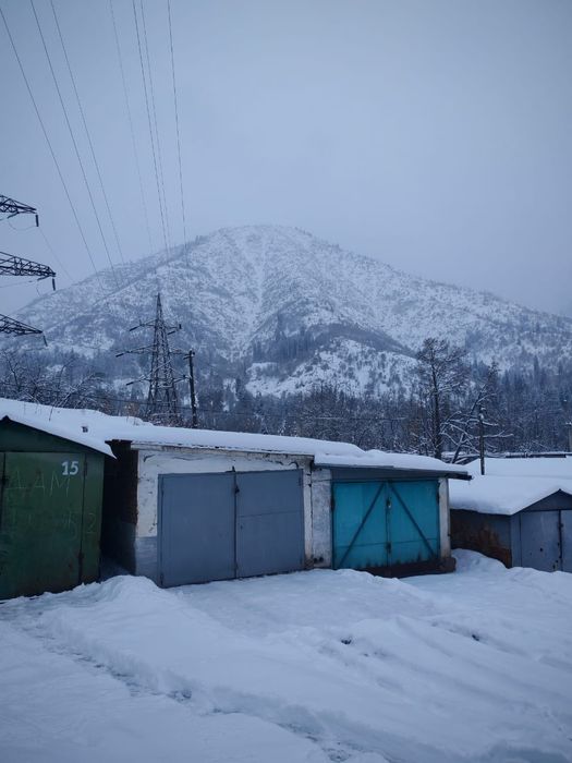 Гараж рядом с Медеу