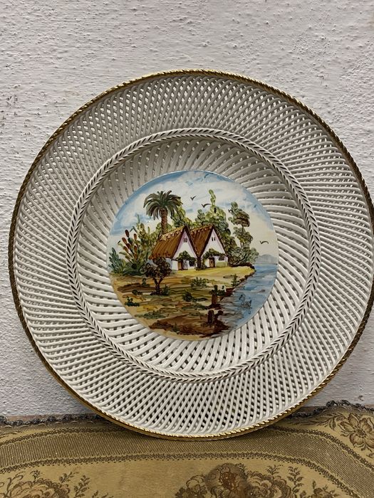 Порцеланово пано за стена с дупки