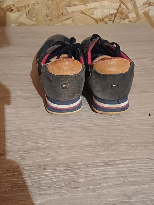 Vând adidași Tommy Hilfiger