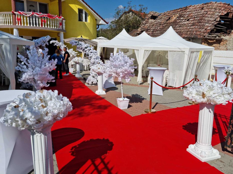 Aranjamente florale cort de inchiriat Inchiriez cort mese scaune flori